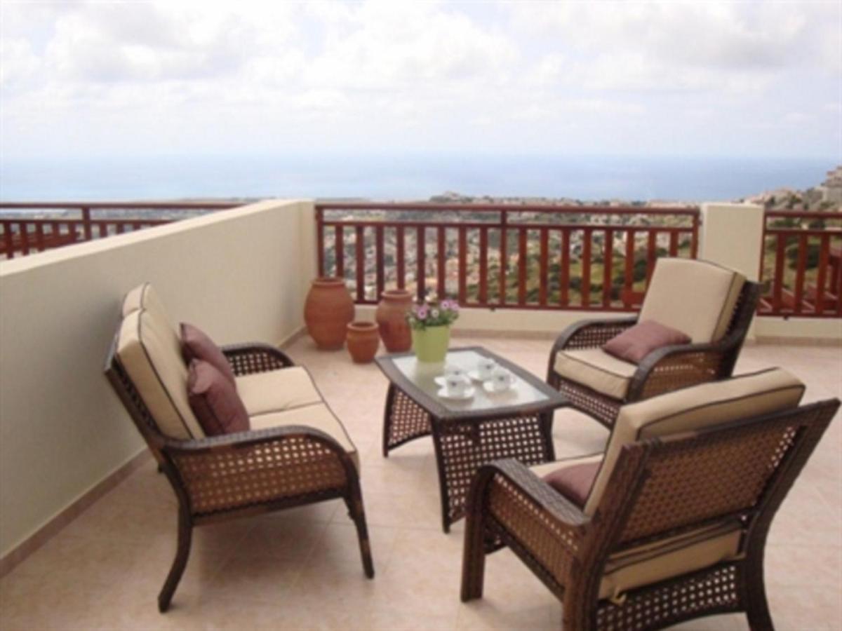 First Floor 2 Bedroom Apartment, Large Balcony, Amazing Sea Views, Communal Pool Peyia Esterno foto